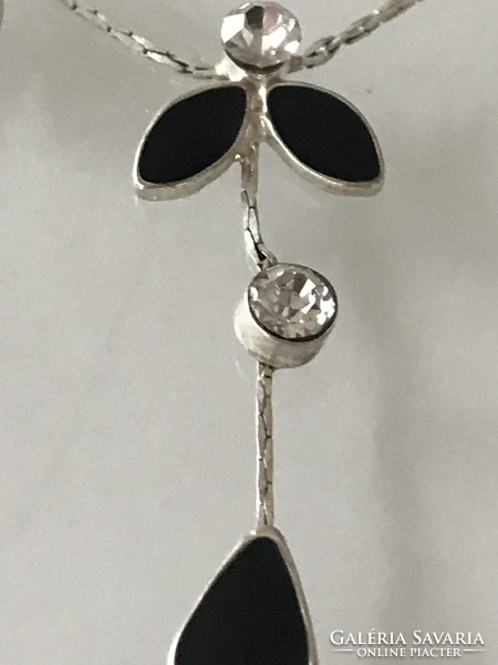 Ezüstözött nyakék kristály és fekete zimánc díszítéssel, 42 + 8 cm