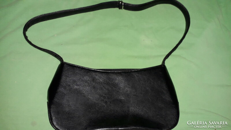 Very nice condition Gucci black women's leather shoulder bag 30x17x5 cm - the shoulder strap is 76 cm according to the pictures