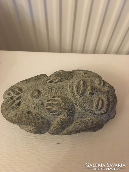 Kőből faragott majom