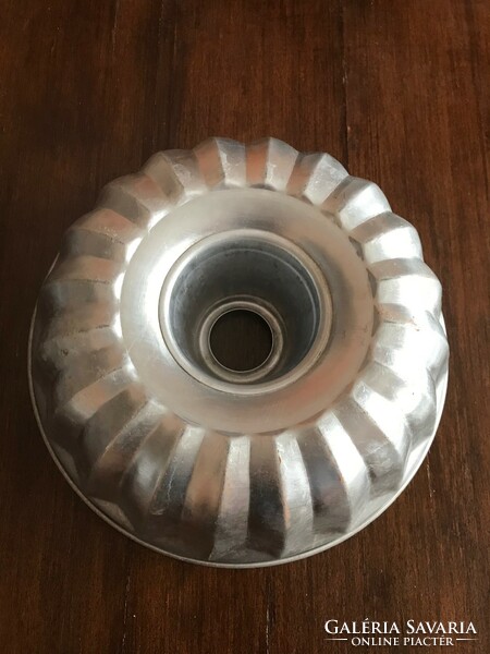 Aluminum ball oven form. Size: 25 cm diameter in new condition.