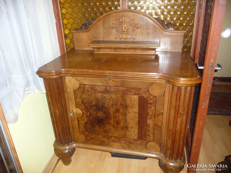 A dining set decorated with neo-baroque style features and a carved structure, from the first half of the 20th century.