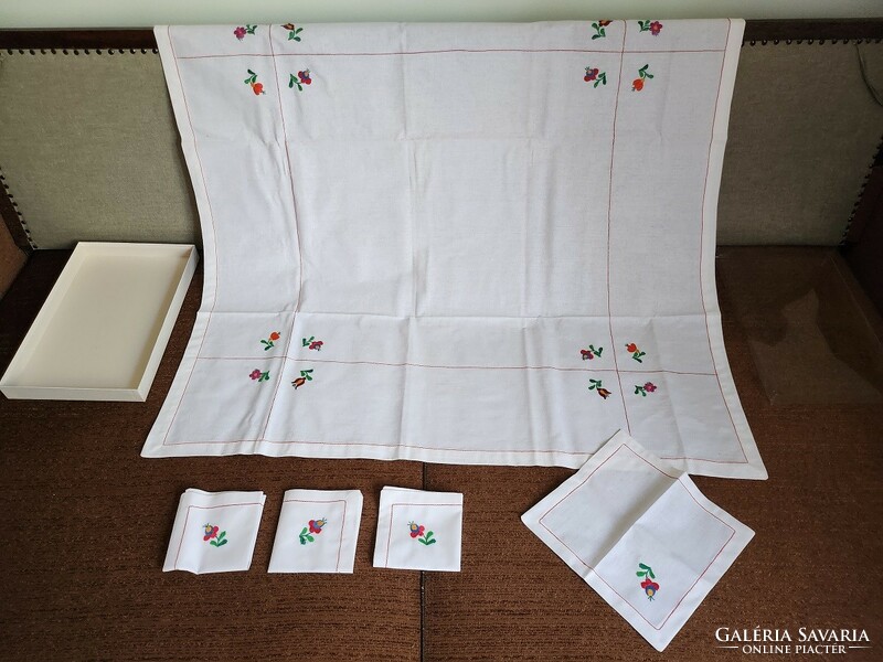 Embroidered tablecloth and 4 napkins