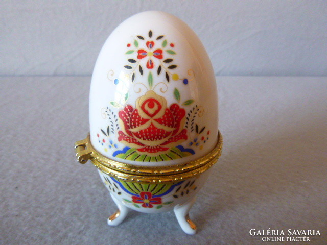 Jewelry holder porcelain egg.
