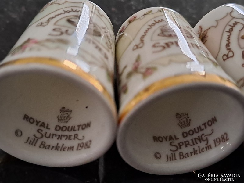 Royal Doulton angol porcelán gyűszű Jil Barklem 1982 Szederberek összes meséje ihlette évszakok