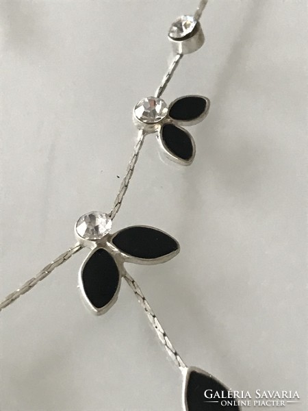 Ezüstözött nyakék kristály és fekete zimánc díszítéssel, 42 + 8 cm