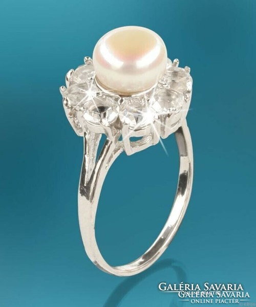 Very nice ring decorated with cultured pearls and crystals, beautiful. !!