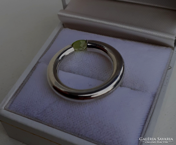 Szép állapú tömör ezüst karikagyűrű csiszolt halvány zöld cirkónia kővel ékítve