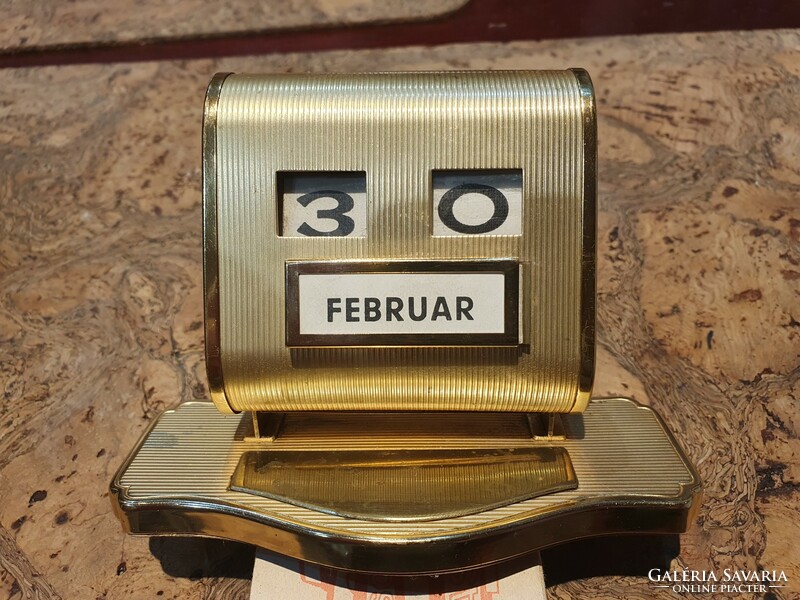 Retro arany időgép íróasztali halálmenő dátumjelző