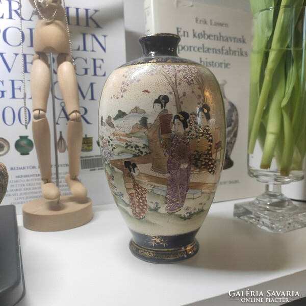 Japán porcelánváza gésákkal