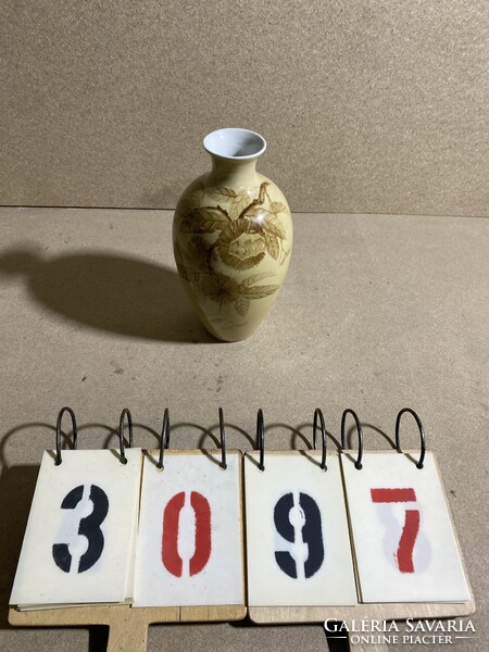 Angol porcelán váza, 30 cm-es magasságú alkotás.3097