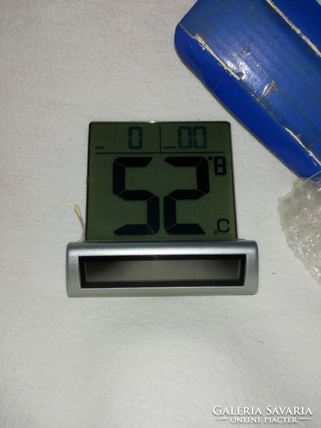 Digitális ablakra szerelhető napelemes hőmérő