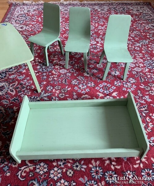 Játék bababútor - viszonylag nagyobb méretű - 1 asztal, 3 szék, 1 ágy