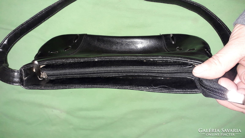 Very nice condition Gucci black women's leather shoulder bag 30x17x5 cm - the shoulder strap is 76 cm according to the pictures