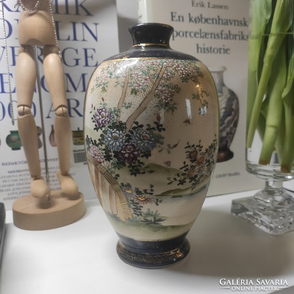 Japán porcelánváza gésákkal