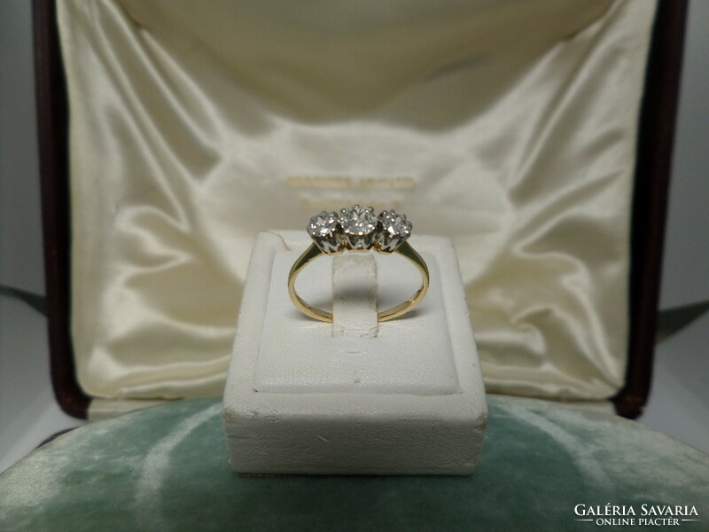 English gold ring with 3 larger diamonds 0.46 ct