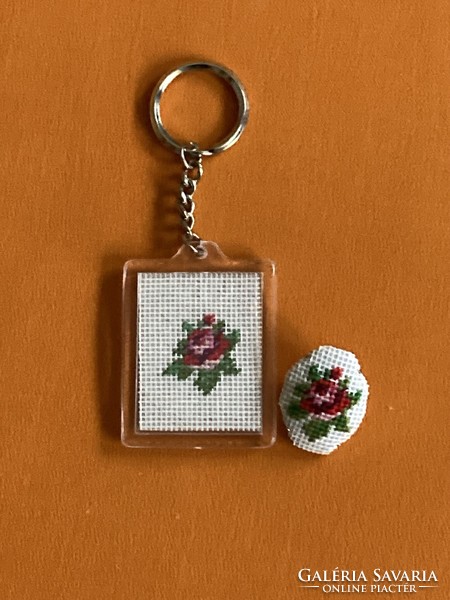 Pin brooch and key ring with insert, in two colors