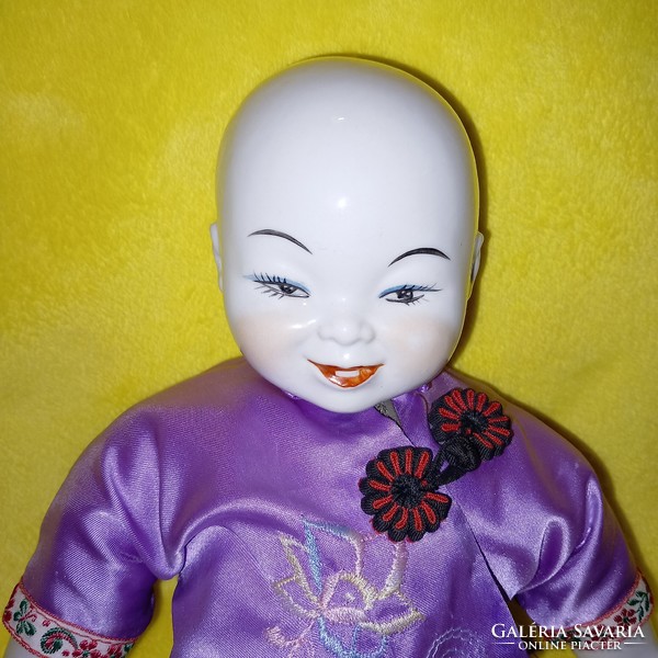 Gyönyörű, mosolygós, kínai porcelán baba. Vintage baba.