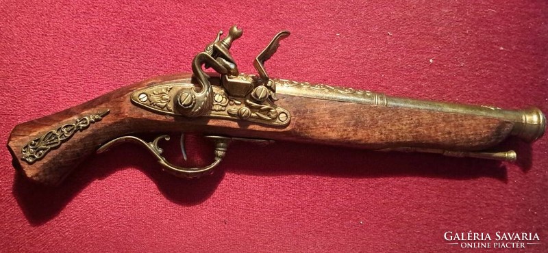 Antique flintlock pistol replica, in good condition,