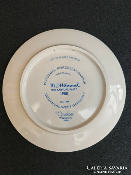 Hummel 2-piece wall plate collector's collection!