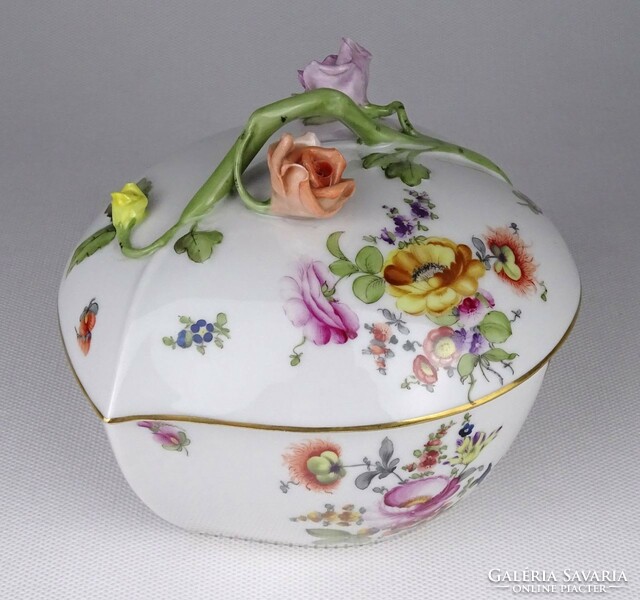 1Q500 large heart-shaped Herend porcelain bonbonier 1958