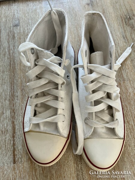 Fehér dorkó tornacipő