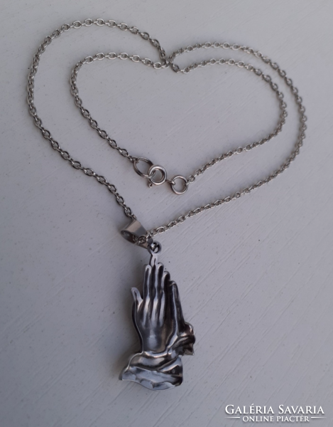 Ezüstözött  nyaklánc rajta imádkozó kezet  ábrázoló medállal