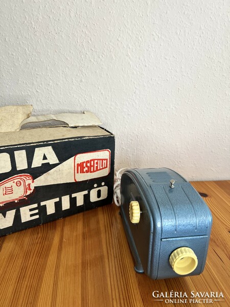 Record factory slide projector in its original box