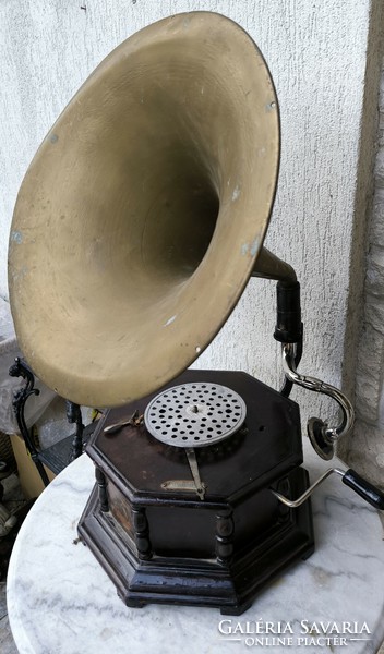 Antique working beautiful heavy funnel gramophone. Also video