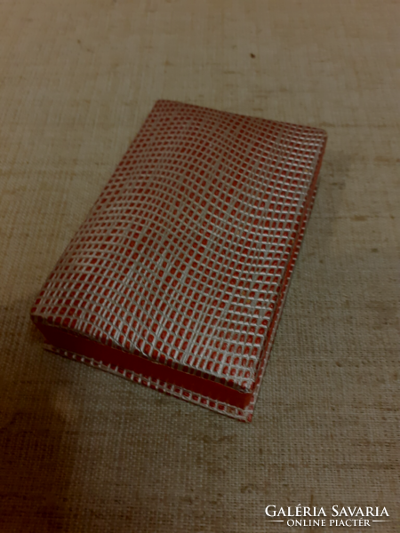 Régi hagyatékból valódi havasigyopár csokor piros szalaggal összefogva kemény papír dobozban