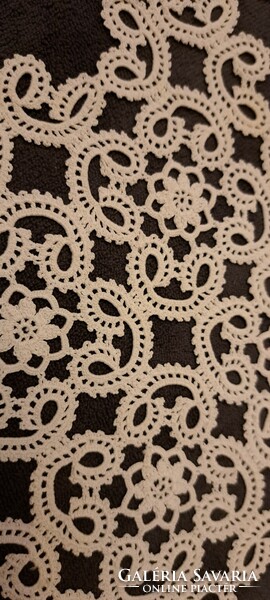 3 lace tablecloths in display case (l4510)