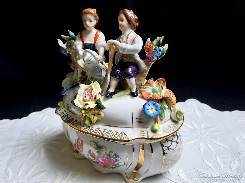 Beautiful Meissen-style bonbonier with gardening figures, roses, two swordsmen and r.B. With signal