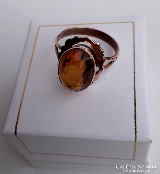 Retro gold-colored copper women's ring adorned with an orange set polished glass stone