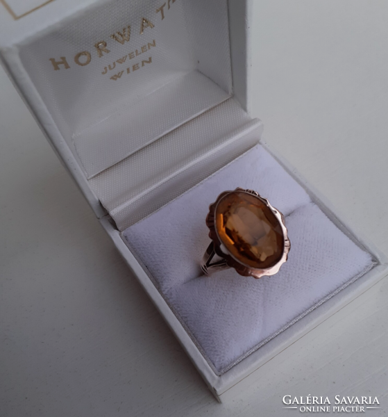 Retro gold-colored copper women's ring adorned with an orange set polished glass stone