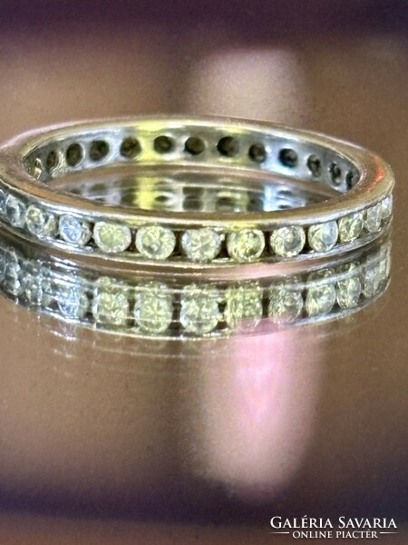 Káprázatos ezüst gyűrű, körbe cirkónia kövekkel ékesítve
