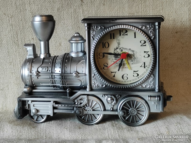 Table clock in the shape of a steam locomotive from the legacy of the photographer 