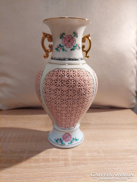 Áttört mintás porcelán váza