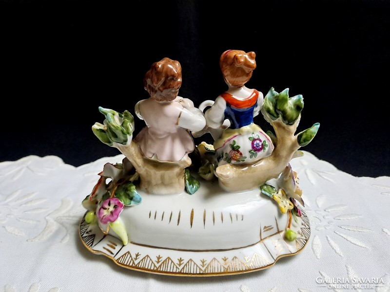 Beautiful Meissen-style bonbonier with gardening figures, roses, two swordsmen and r.B. With signal