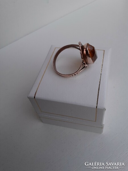 Retro gold-colored copper women's ring adorned with an orange set polished glass stone