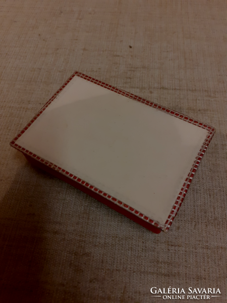 Régi hagyatékból valódi havasigyopár csokor piros szalaggal összefogva kemény papír dobozban