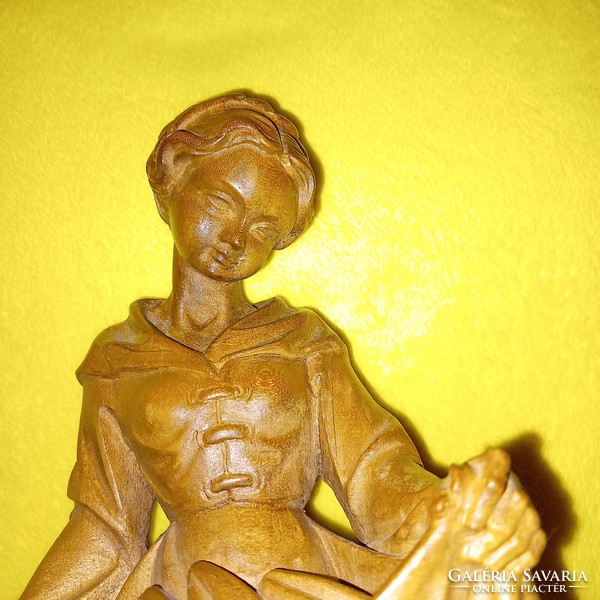 "Vizet és kenyeret osztó Nő ".fafaragás, fából faragott figura, szobor.