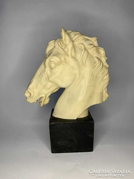 A Santini (1910-1975) műmárvány ló szobor