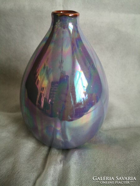 Irizáló, tükör fényű csodás lila-színjátszó váza (eozin)