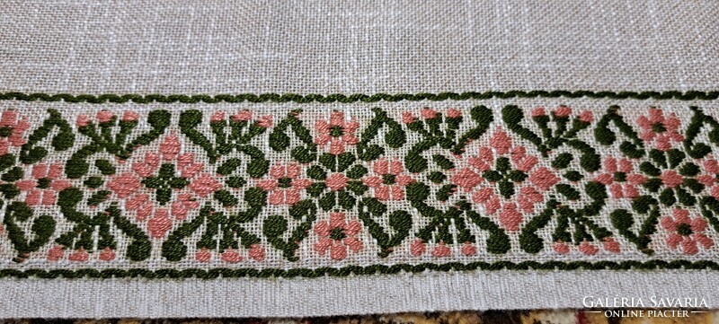 Tablecloth with embroidered border (l4500)