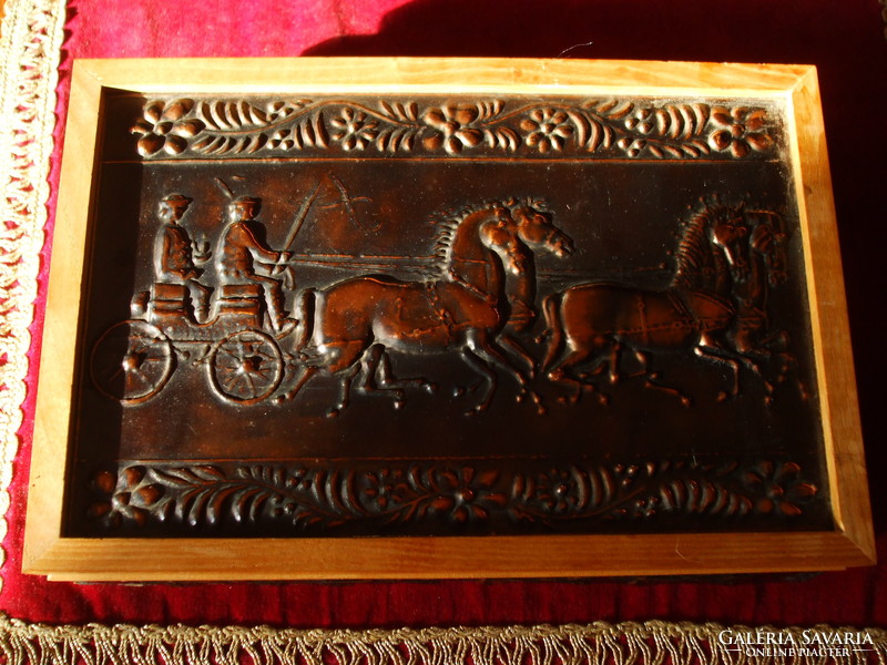Old 23 x 15 cm wooden gift box horse-drawn carriage with hammered copper decoration