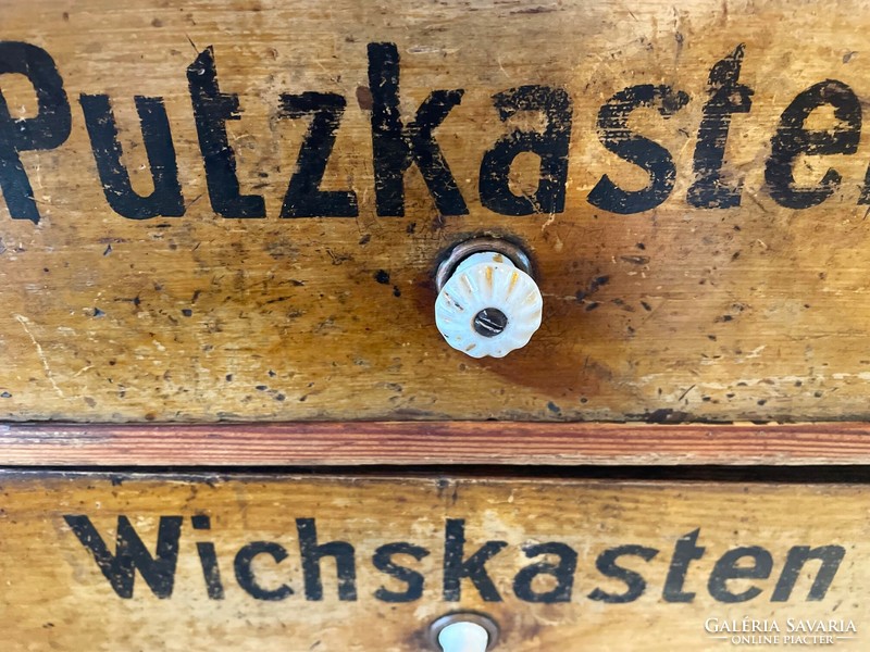 Antik, német régi kis fiókos komód, "Házmester" szekrény, porcelán fogókkal