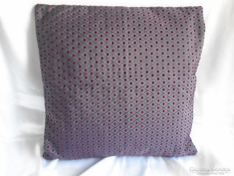 New 40 x 40 cm zippered pillowcase.