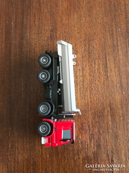 Matchbox mercedes. With opening part. In brand new condition. Size: 8x2.5 cm