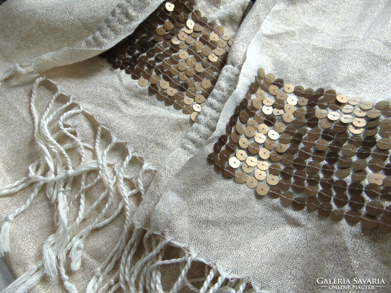 Elegant scarf decorated with sequins