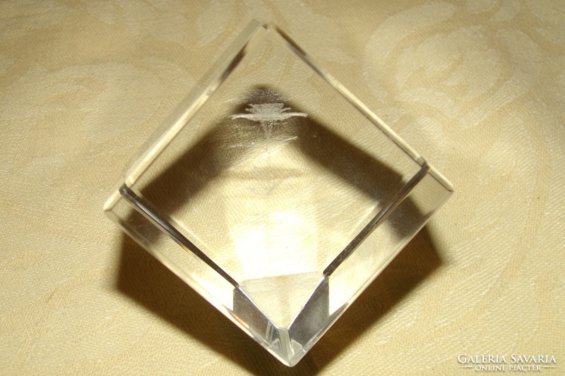 Üveg kocka kristályüveg közepébe gravírozott virággal 4x4x4 cm