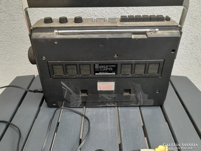 Retro működő kazettás magnó-rádió